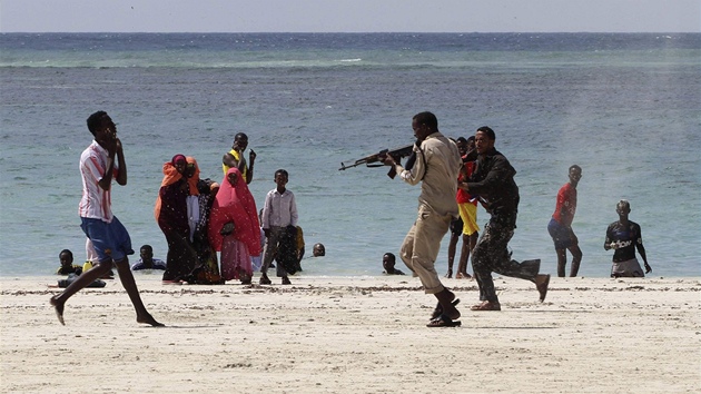 Policista zatýká na plái v Mogadiu mue, který je podezelý z písluenství k