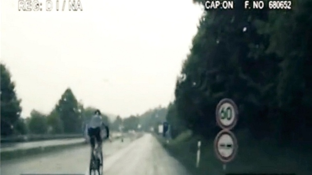 Neohro�ený cyklista na dálnici