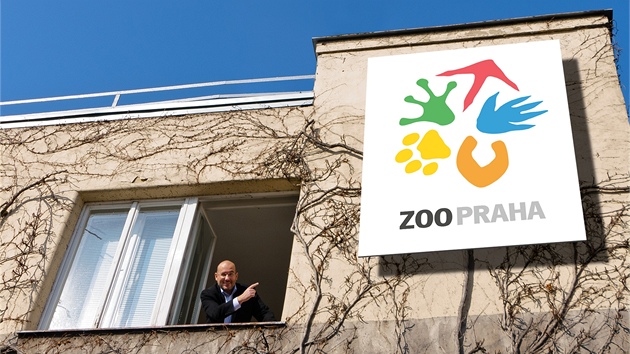editel praské zoo Miroslav Bobek pedstavuje její nové logo.