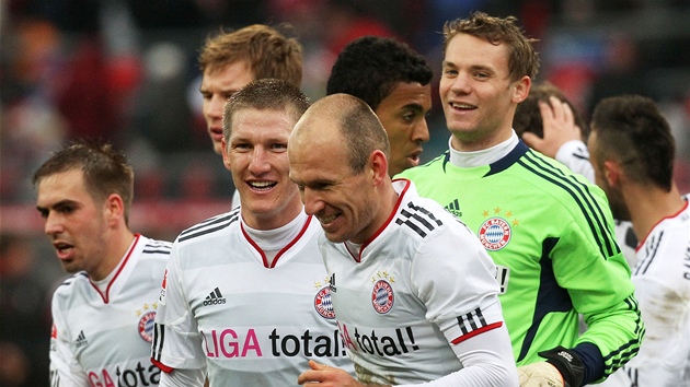 VÍTZNÁ OSLAVA. Fotbalisté Bayernu Mnichov se radují z výhry.