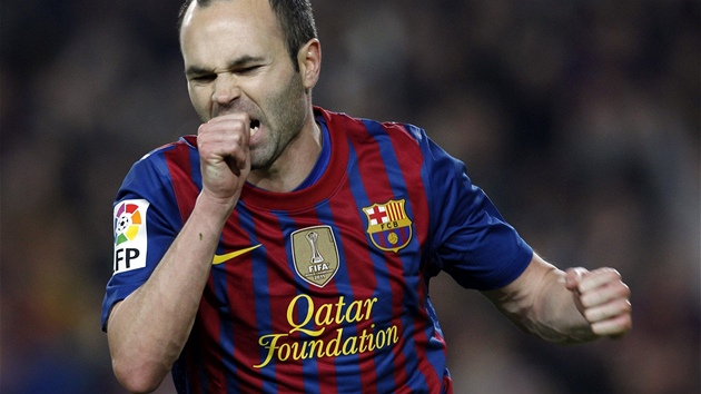 OSLAVN GESTO. Andrs Iniesta z Barcelony oslavuje svj gl.