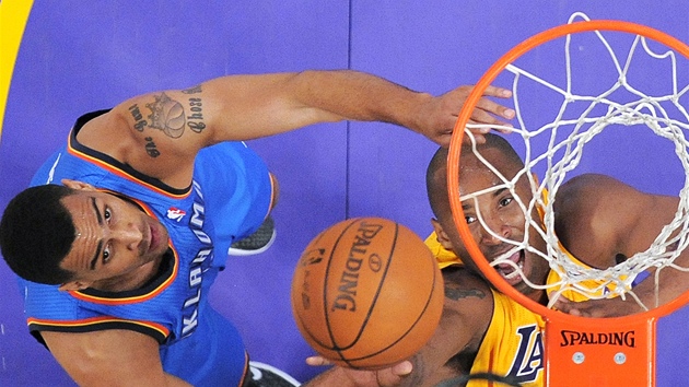 Kobe Bryant (vpravo) z Los Angeles Lakers bojuje pod koem s Thabem Sefoloshou