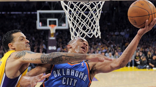 Russell Westbrook (vpravo) z Oklahomy je bránn Mattem Barnesem z Los Angeles