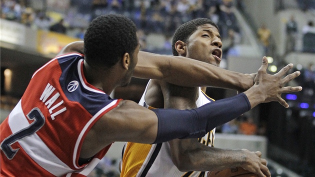 John Wall z Washingtonu buduje obranný val p�ed Paulem Georgem z Indiany.