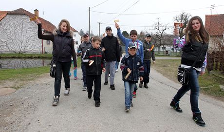 ásenské dti udrují po mnoho generací velikononí tradici "hrkání".