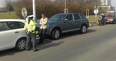 Praský lobbista a podnikatel Roman Janouek stojí u svého Porsche Cayenne...