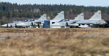 Letouny JAS-39 Gripen védského letectva na cviení v Ronneby