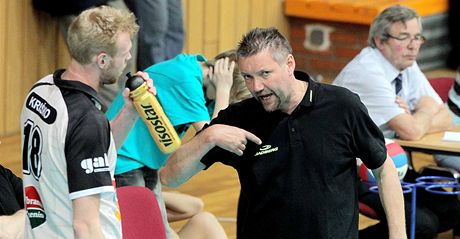 Píbramský trenér Petr Brom udílí pokyny svým svencm. 