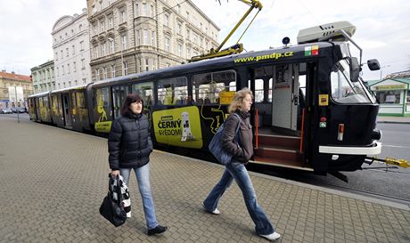 Od roku 2012 jezdí v Plzni pirátská tramvaj, která má pimt erné pasaéry, aby si kupovali lístky.