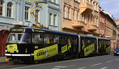 Plzeské ulice brázdí erná pirátská tramvaj. Má pimt erné pasaéry, aby si