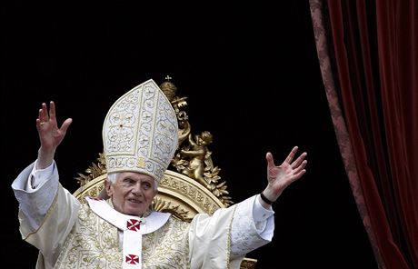 Pape Benedikt XVI. ehná "Mstu a svtu". Pozdrav vyslal do svta v 65