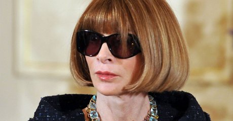 Anna Wintourová ve svém typickém úesu a nepostradatelných erných brýlích. 