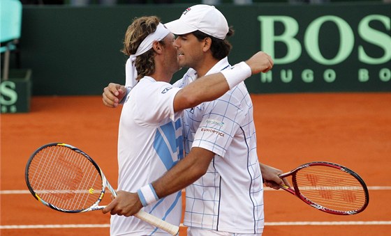 astní Argentinci David Nalbandian (vlevo) a Eduardo Schwank po vítzné