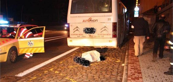 Na to, e vlee chodce, upozornil autobusáka a kolemjedoucí idi osobního...