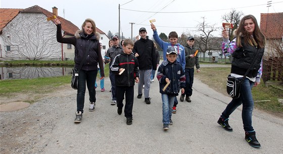 ásenské dti udrují po mnoho generací velikononí tradici "hrkání".