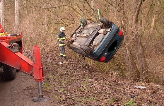 V prudké zatáce na silnici z Hajan do eleic vyletlo auto ze silnice a spadlo do hlubokého píkopu.