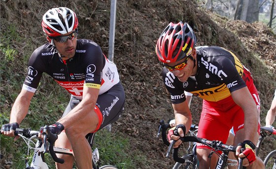 BOLESTIV ZVOD. vcarsk cyklista Fabian Cancellara (vlevo) se trp v zvod