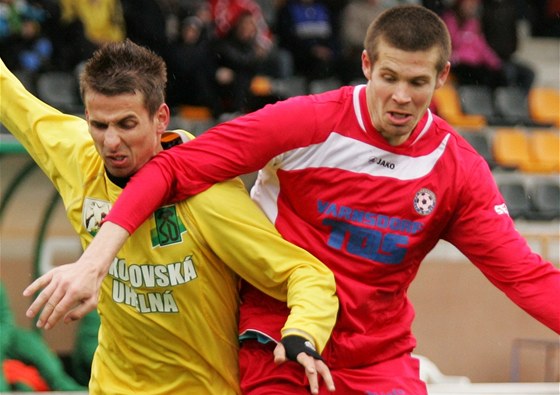 Sokolovský Petr Glaser (vlevo) se přetlačuje v souboji o míč s Jiřím Pimparou z