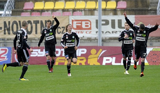 Fotbalisté Píbrami se radují z jednoho ze ty gólu do sít Jablonce.
