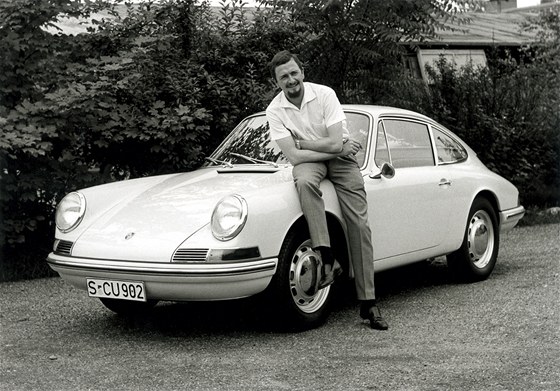 Ferdinand Alexander Porsche v roce 1963 u prvního Porsche 911, tehdy se ovšem