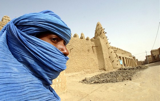 Tuareg stojí na archivním snímku ped starobylým Timbuktu v Mali (19. bezna...