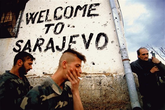 Bosentí vojáci odpoívají pod nápisem "Vítejte v Sarajevu" bhem boj o hlavní...