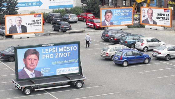 K úspchm ve volbách pispla i pomrn masívní kampa. Lidé jí i politikm