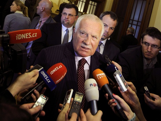 Prezident Václav Klaus se pidal k dalím politikm, kteí bojkotují Ukrajinu.