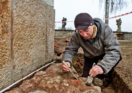 Archeolog prozkoumává okolí hospitalu Kuks.