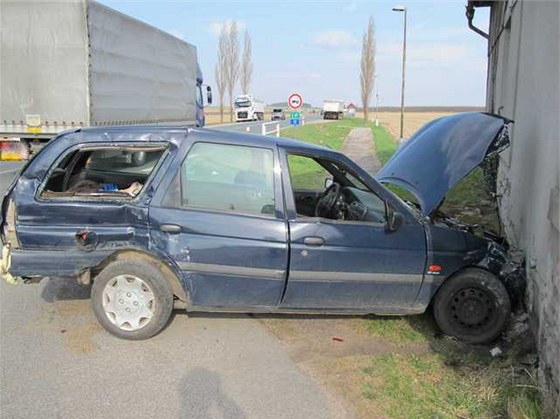 První nehoda na silnici 1/11 u Lhoty pod Libany. 