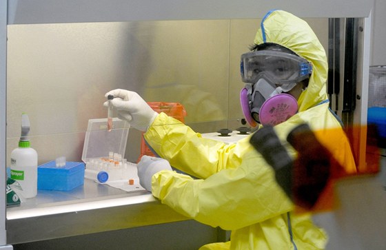 Práce s chřipkovým virem v laboratoři s vysokým stupněm zabezpečení.
