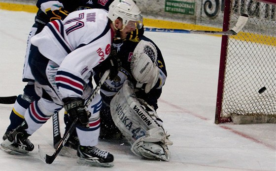ROZHODUJÍCÍ MOMENT LOSKÉHO FINÁLE. Chomutovský hokejista Jakub Grof dává gól v prodlouení sedmého finále první ligy.