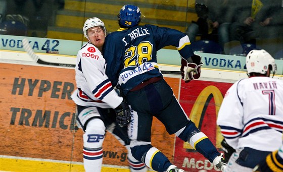 Chomutovský Karel Hromas (vlevo) a Sacha Treille z Ústí nad Labem v tvrdém