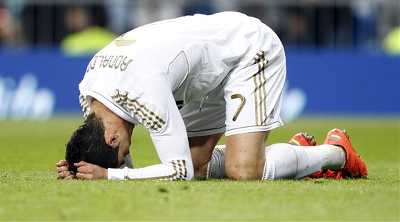 JÁ JSEM... Cristiano Ronaldo z Realu Madrid zpytuje svdomí po promarnné anci.