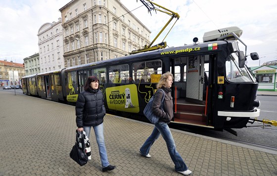 Od roku 2012 jezdí v Plzni pirátská tramvaj, která má pimt erné pasaéry, aby si kupovali lístky.