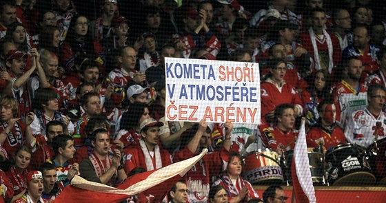 Jeden z transparent pardubických fanouk bhem finále extraligy proti Komet Brno.