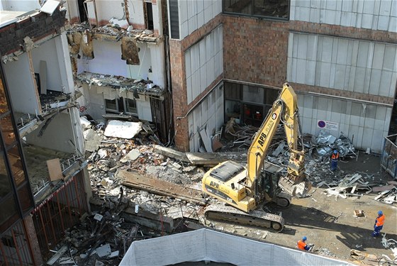 Kulturní dům Inwest je teď kvůli demolici opravdu doslova Domem hrůzy u Radbuzy, jak se mu přezdívá.