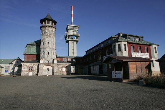 Chátrající hotel a rozhledna na Klínovci