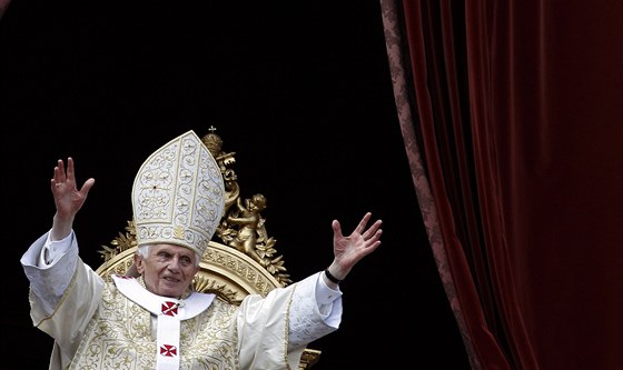Pape Benedikt XVI. ehná "Mstu a svtu". Pozdrav vyslal do svta v 65