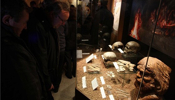 První část expozice ukazuje v Mladečských jeskyních vykopávky a kosterní nálezy lidí staré přes 31 tisíc let. Je ochutnávkou toho, co návštěvníky čeká za rok.
