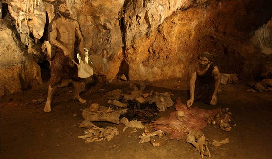 Jeskyn Olomouckého kraje lákají na rzná zpestení bného prchodu podzemím. Napíklad v Mladeských jeskyních na oivené prohlídky i rituální obady pravkých lidí.