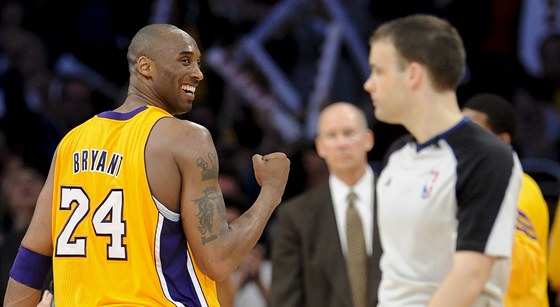 Kobe Bryant z Los Angeles Lakers slaví výhru nad New Orleans Hornets.