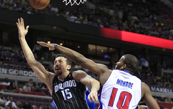 Hedo Turkoglu z Orlanda zakonuje pes Grega Monroea z Detroitu.