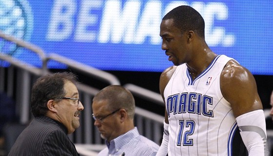 Stan Van Gundy z pozice trenéra a pivotman Dwight Howard probírají hru Orlanda