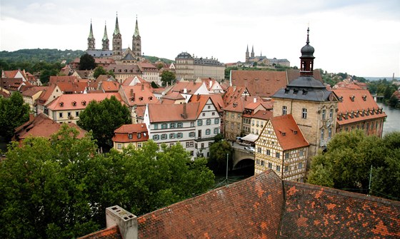 Pohled na bamberské stechy vzdálen pipomíná Prahu.