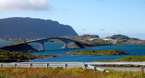 Mosty, mosty a zase mosty. Jízda ve fjordech je opravdu na mnoho a mnoho...