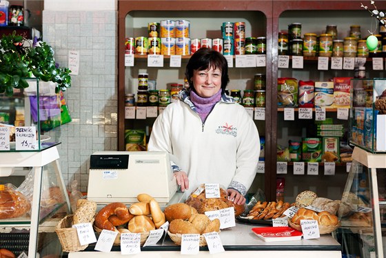 "ena za pultem". Paní Kvtoslava Nmcová prodává potraviny u 20 let. V