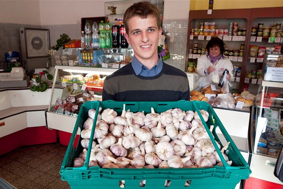 Filip Janda nakupuje esnek od eskch farm a prodv ho do dalch obchod.