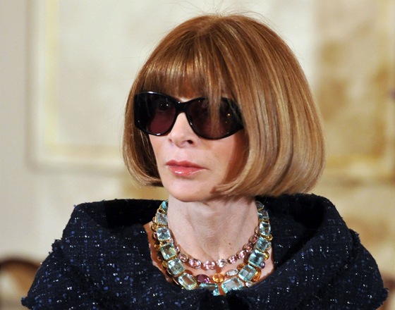 Anna Wintourová ve svém typickém úesu a nepostradatelných erných brýlích. 