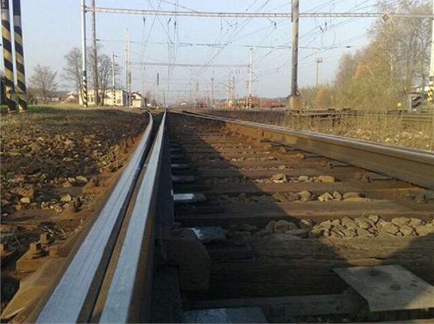 Na Domažlicku zemřelo dítě pod koly vlaku